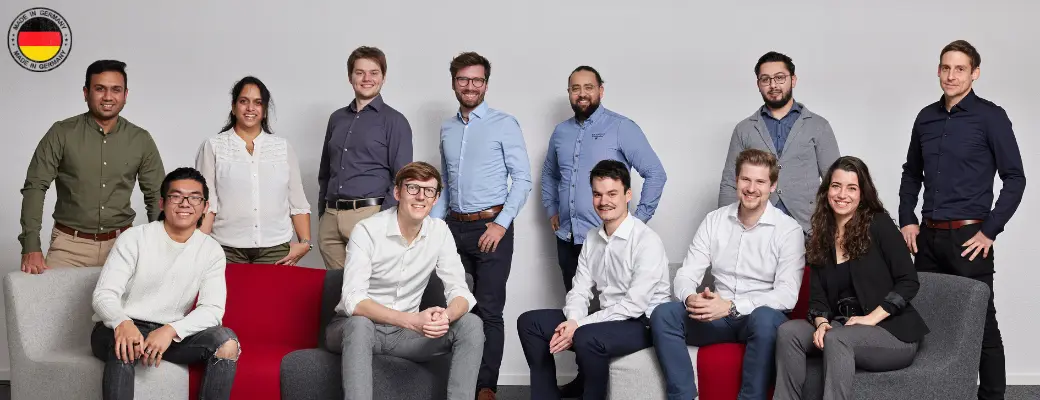 Ein Team von Experten analysiert die Effektivität der digitalen Shopfloor Management Systeme und bewertet den Erfolg der Implementierung anhand von Effizienzsteigerung, Transparenz und Problemlösung.